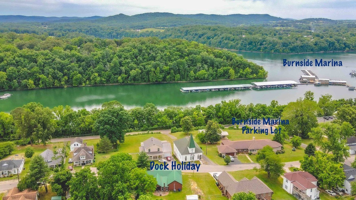 Burnside Cabin | Walking distance to Burnside marina! Views of beautiful Lake Cumberland!