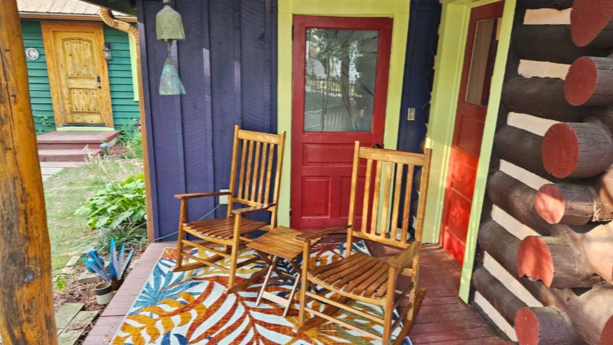 Asheville Cottage | Walking distance to Downtown! “The Flamingo”- Dogs Stay Free!