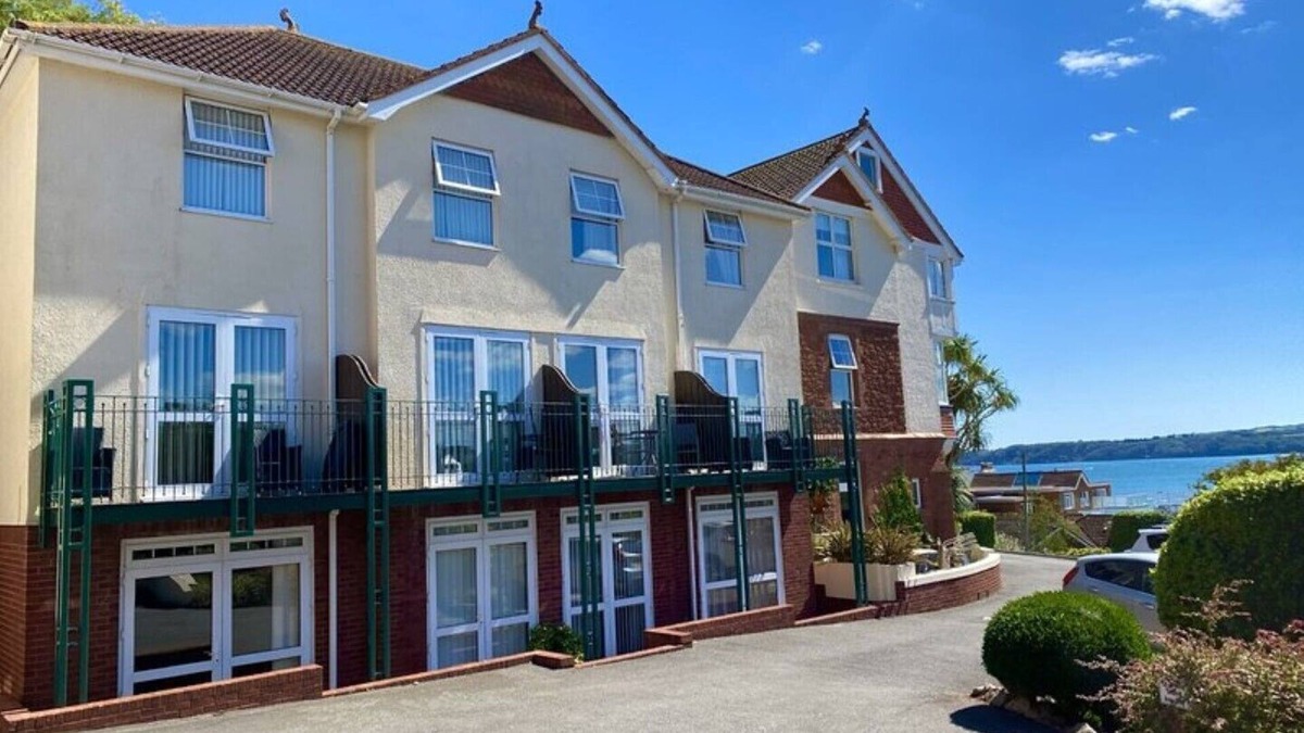 Roundham Apartment | Walking distance to Goodrington and Paignton beach, bars, restaurants and shops.
