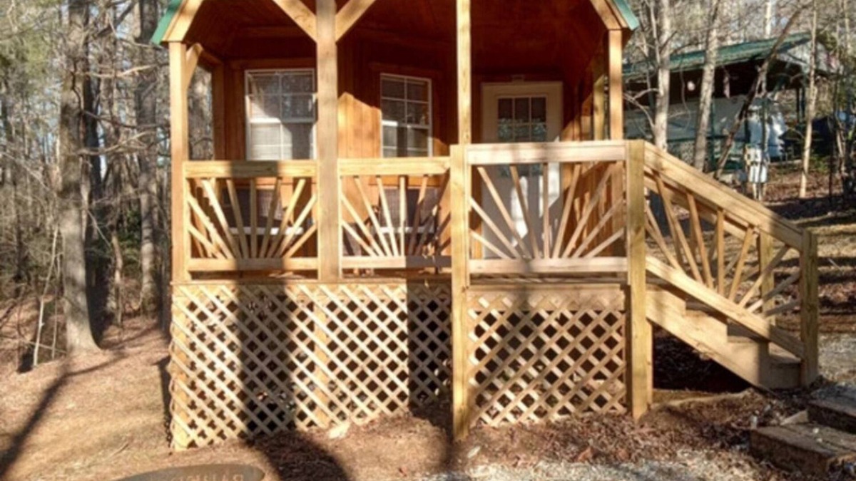 Marion Cabin | Walking Distance to Lake James: Resort Amenities
