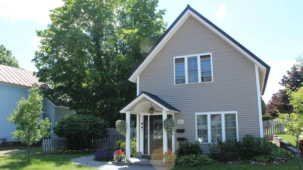 Marquette Apartment | Walking distance to shopping, dining, and brew pubs. Nearby NMU and hospital