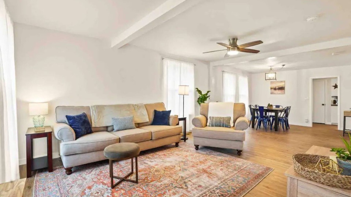 Meridian House | Walking distance to shops, restaurants, bars & more!