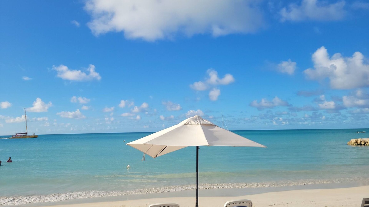 Runaway Bay Apartment | Walking distance to the beach