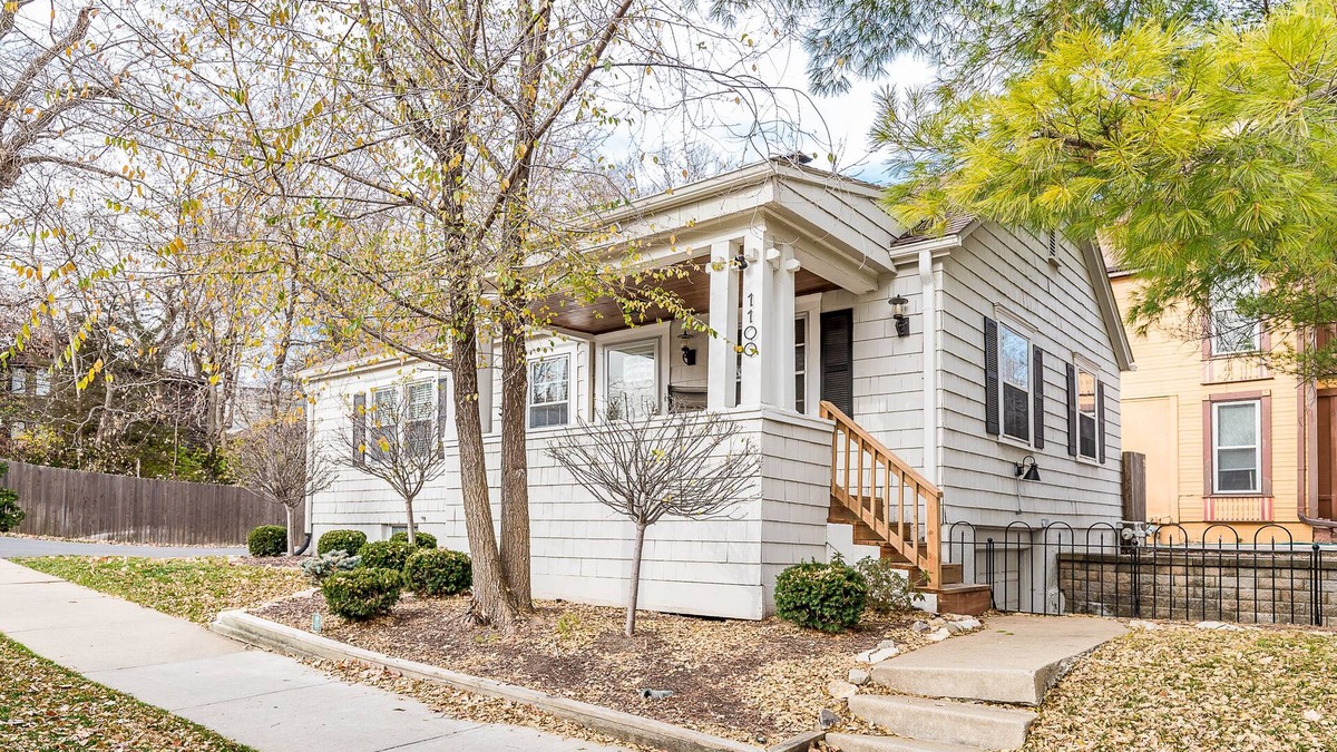 West Plaza House | Walking distance to Country Club Plaza Entertainment District
