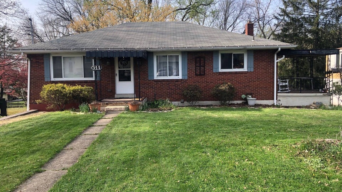 Plum House | Walking Distance to US Open 0.5 Mi-Ranch House w/parking, 2-bedroom w/AC, WiFi