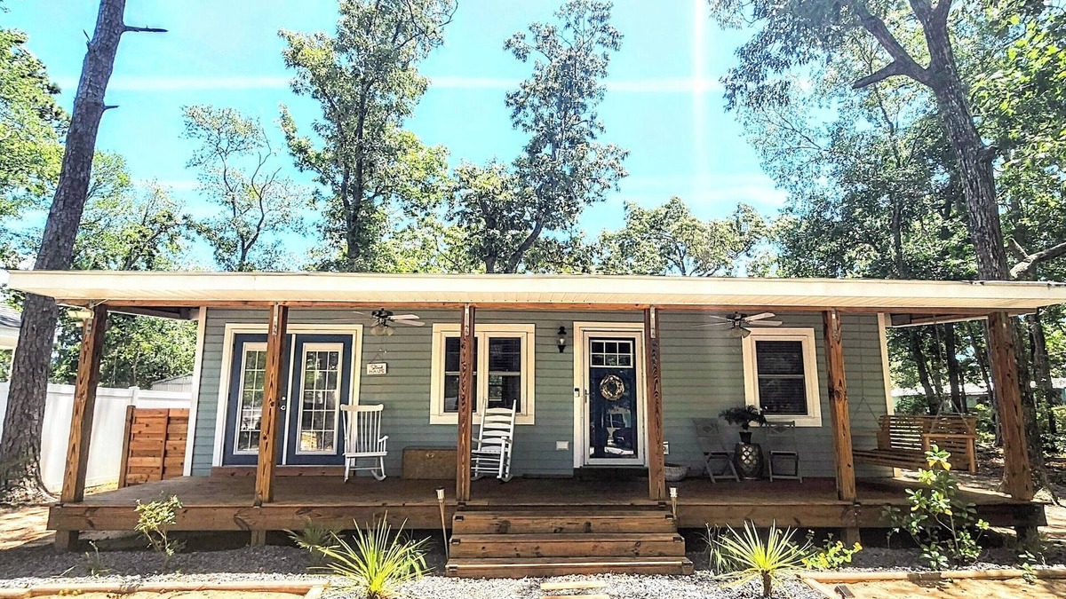 Tranquil Harbour Cottage | Walking Distance to the Beach 2 Bed 1 Bath Beach Cottage on beautiful Oak Island