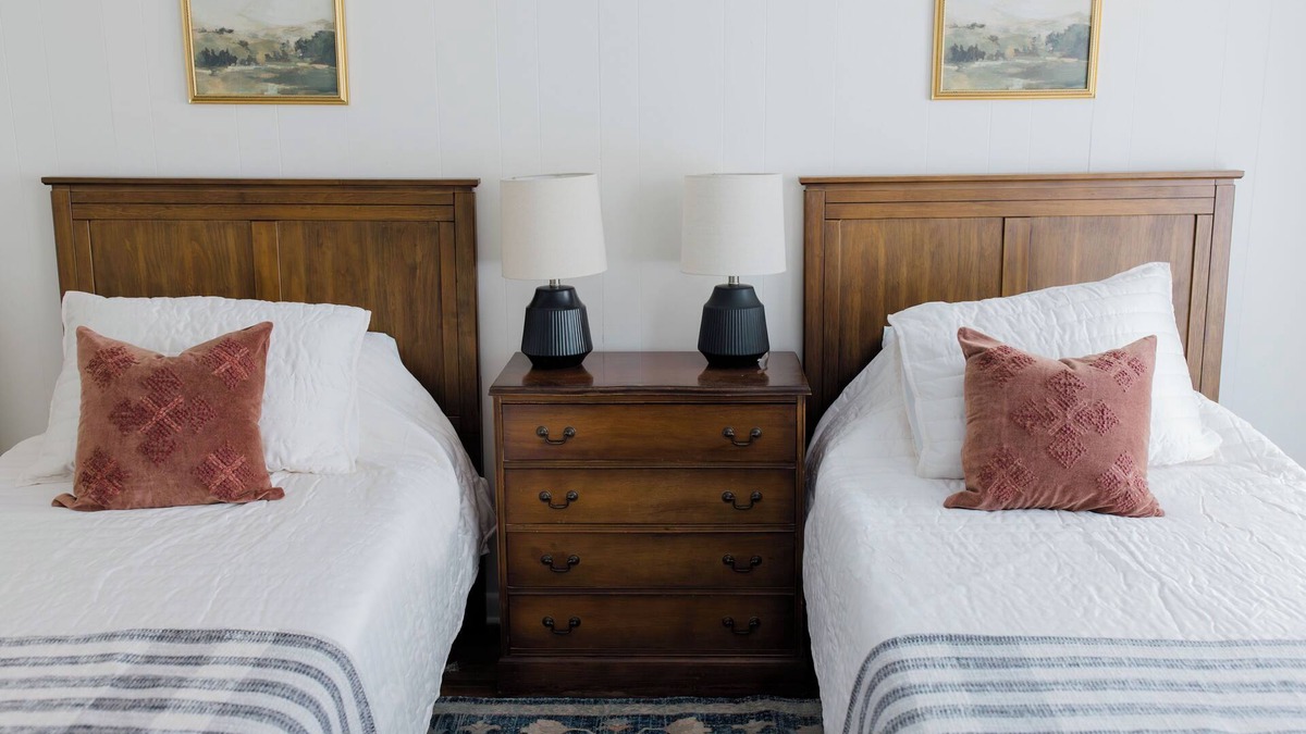 York Apartment | Walking distance to Wellspan York Hospital, York College. Comfortably sleeps 8.