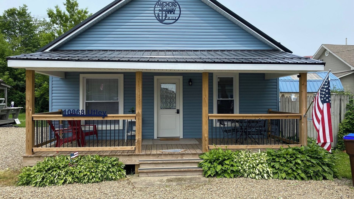 Conneaut Lakeshore Cottage | Walking distance to beach area of Conneaut lake- 4 beds-Pet Friendly- NO Smoking