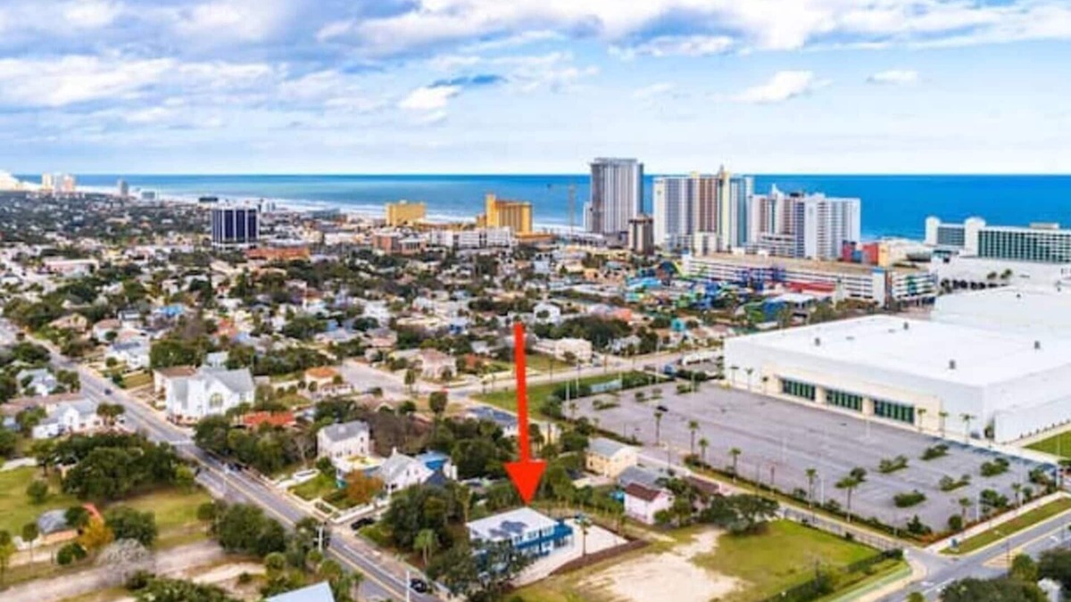 Surfside Historic District Apartment | Walking distance to Daytona Beach & Ocean Center