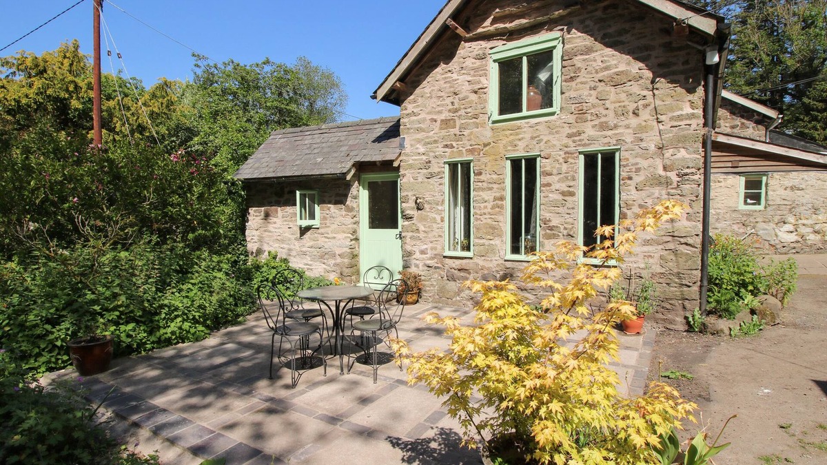 Bishops Castle Cottage | WALKMILL BARN, pet friendly, character holiday cottage in Wentnor