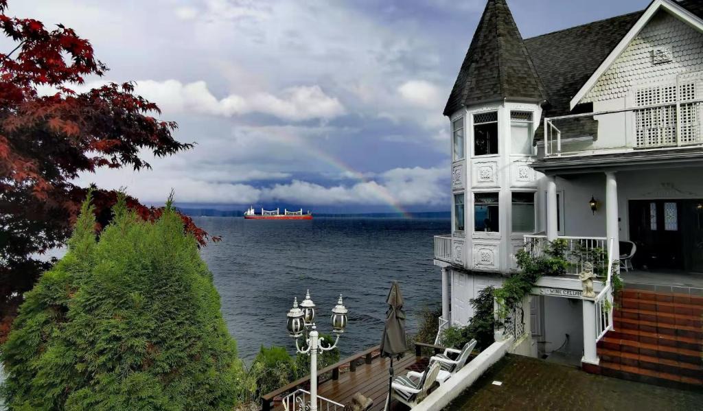 Chemainus House | Walkon Waterfront Castle Cove Inn