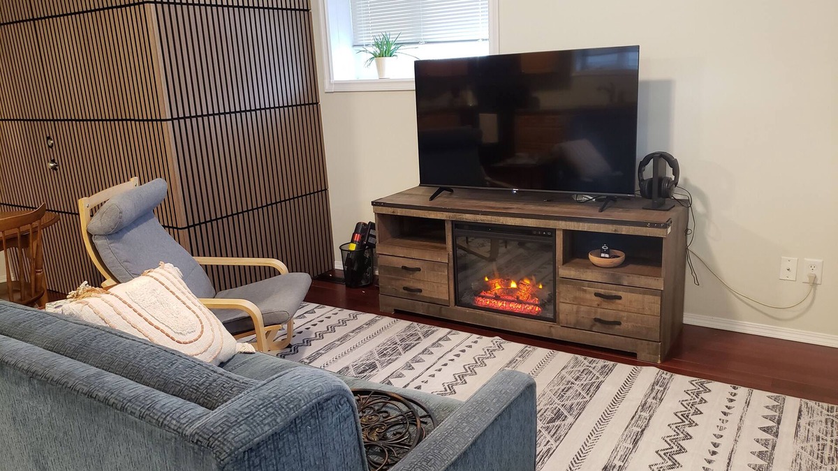 Grande Prairie House | Walkout Garden 1-bedroom in Grande Prairie AC, WiFi, laundry, parking space