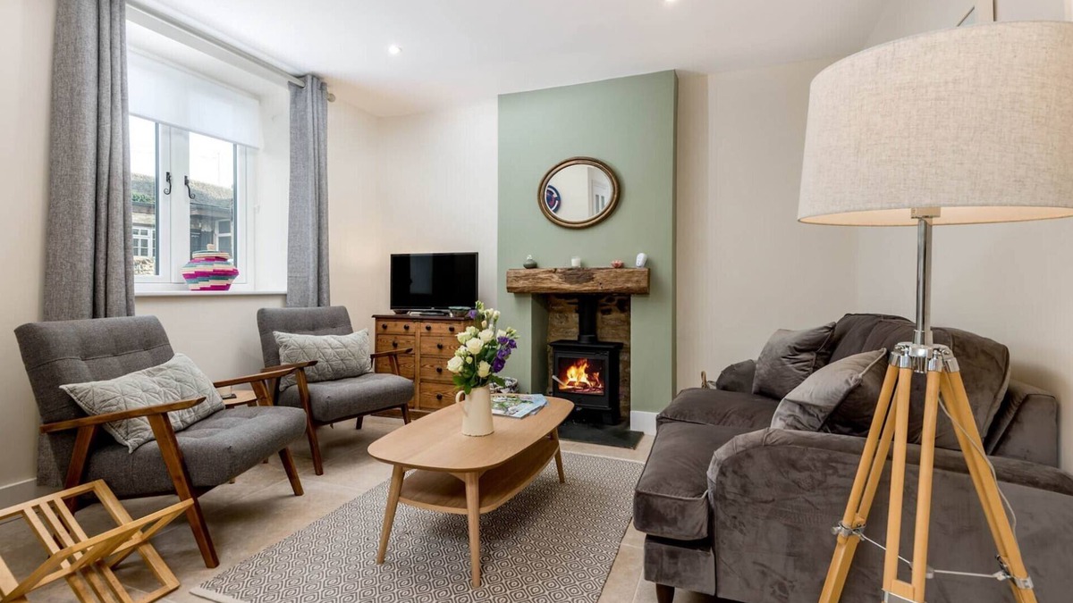 Burford Cottage | WALL COTTAGE, family friendly, with a garden in Burford