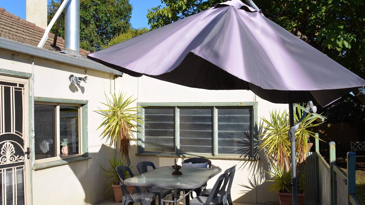 Rutherglen Cottage | Wallace Cottage, cozy modern style, Rutherglen. Dog friendly!