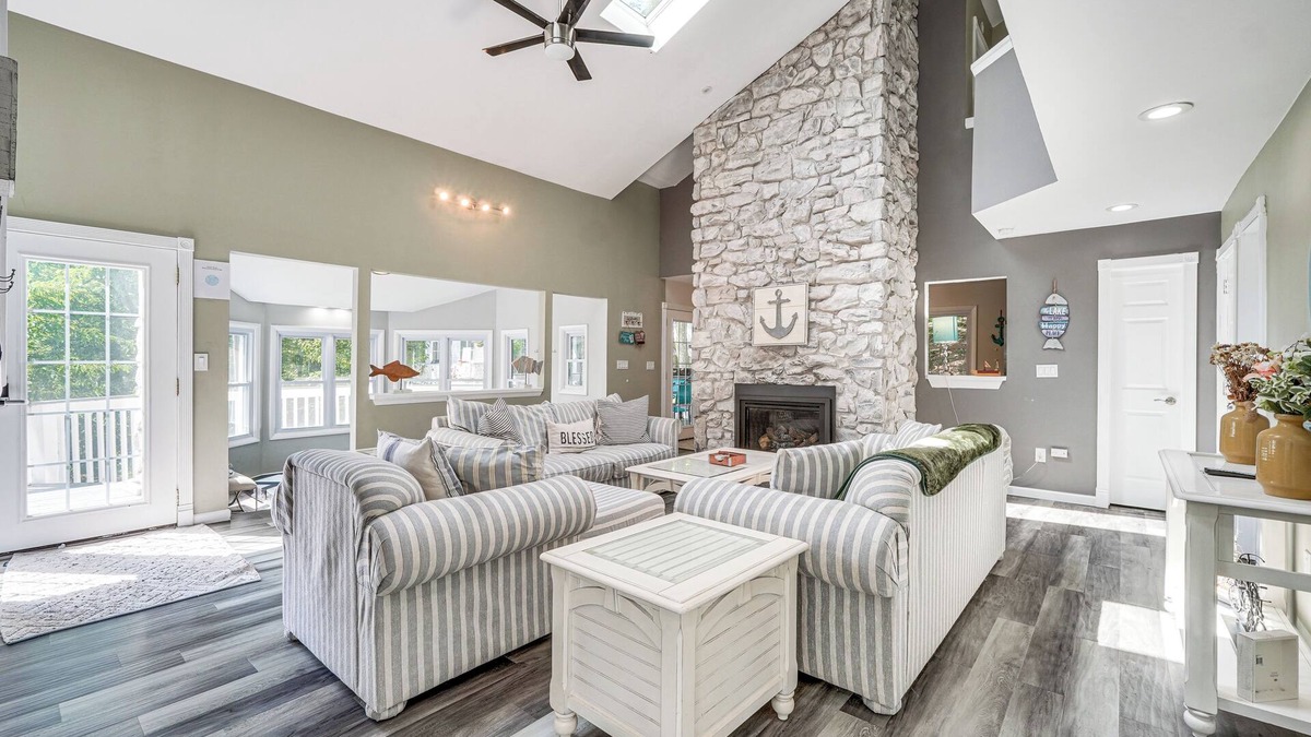 Wallenpaupauk Lake Estates House | Wallenpaupack Lake Estates: Luxe & Spacious Home