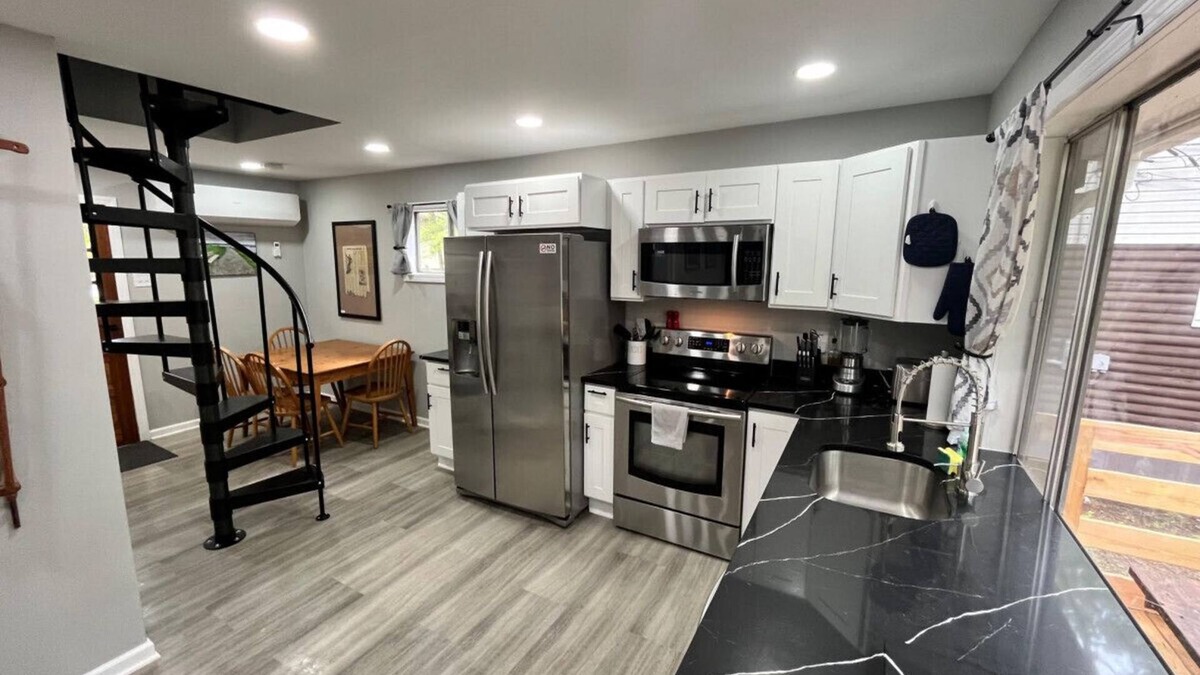 White Mills Apartment | Wally’s Cottage |Hot Tub|Kayaks|Firepit|Central