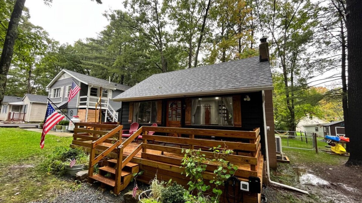 White Mills Cottage | Wally’s Cottage |New|HotTub|Kayaks|Firepit|Central