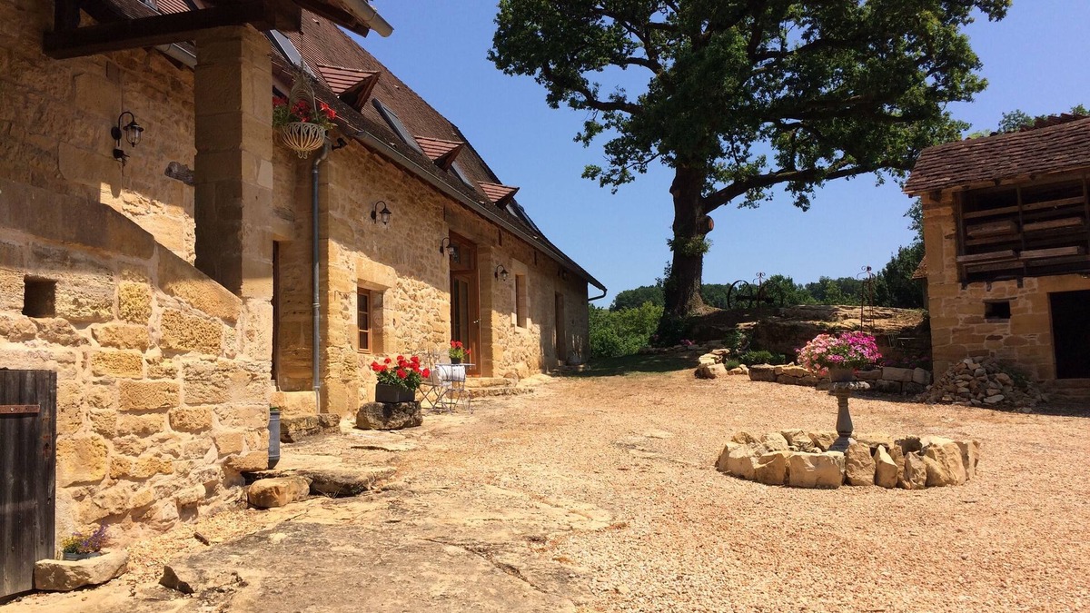 Saint-Sulpice-d'Excideuil Cottage | Walnut Barn Charming Self Catering property & pool, ideal for families & couples
