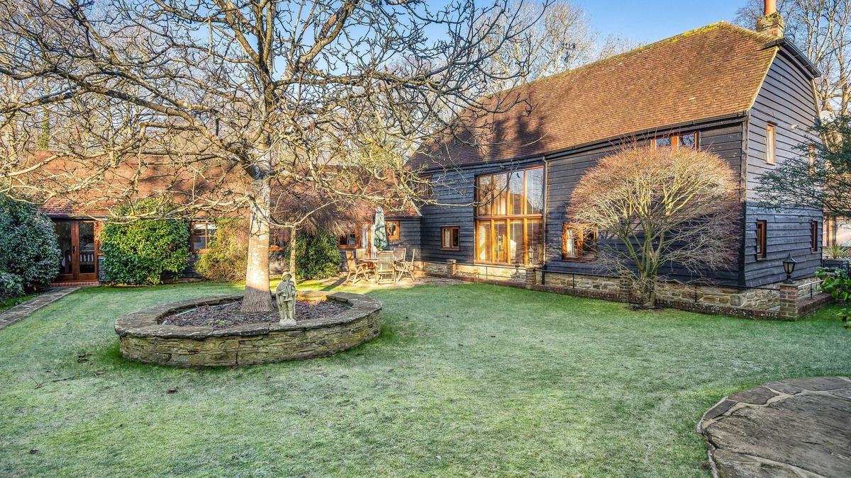 Horsham House | Walnut Barn - 5 bedrooms - sleeping up to 10.