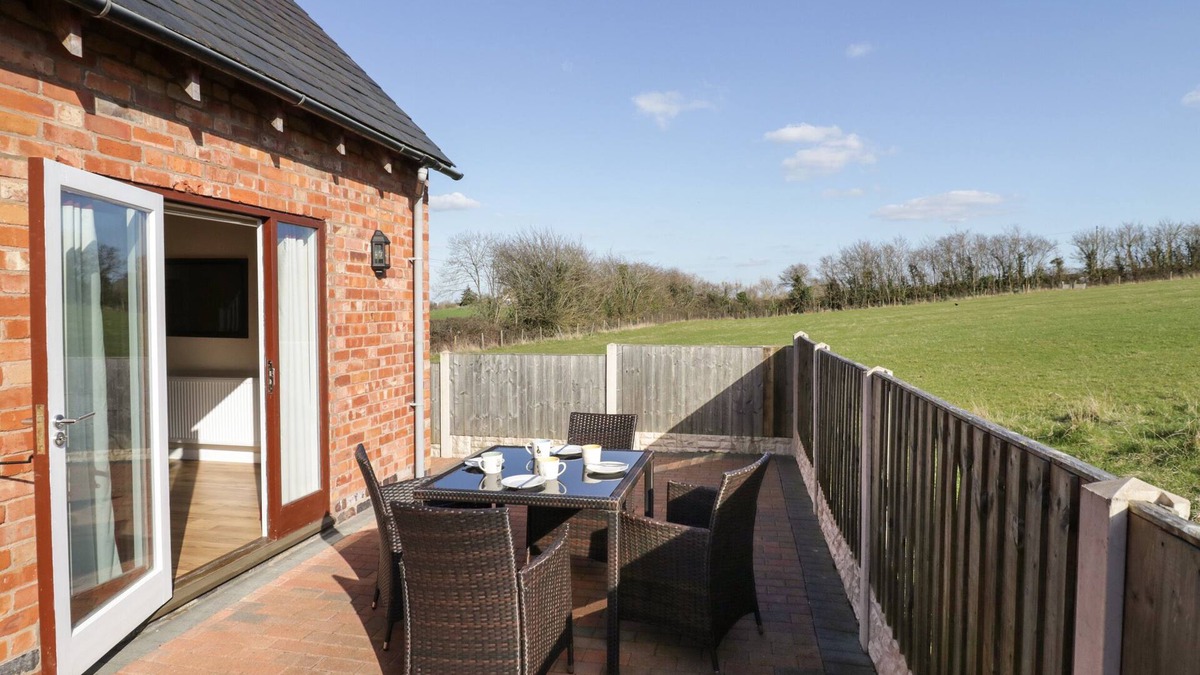 Ardens Grafton Cottage | WALNUT COTTAGE, family friendly, with a garden in Welford-On-Avon