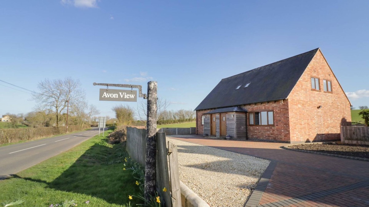 Ardens Grafton Cottage | WALNUT COTTAGE, family friendly, with a garden in Welford-On-Avon