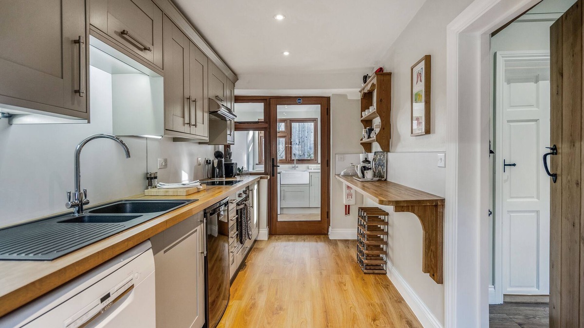 Horsham Cottage | Walnut Cottage - 2 bedrooms & 2 bathrooms - a beautifully cosy cottage