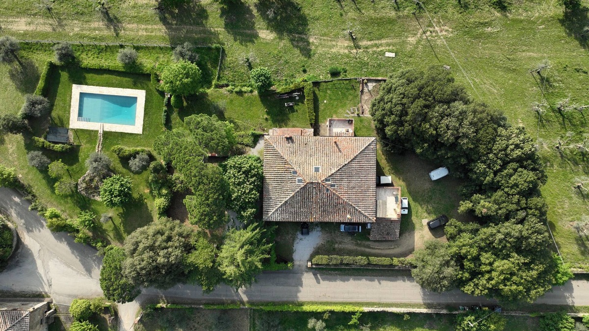 Lucignano House | Walnut House