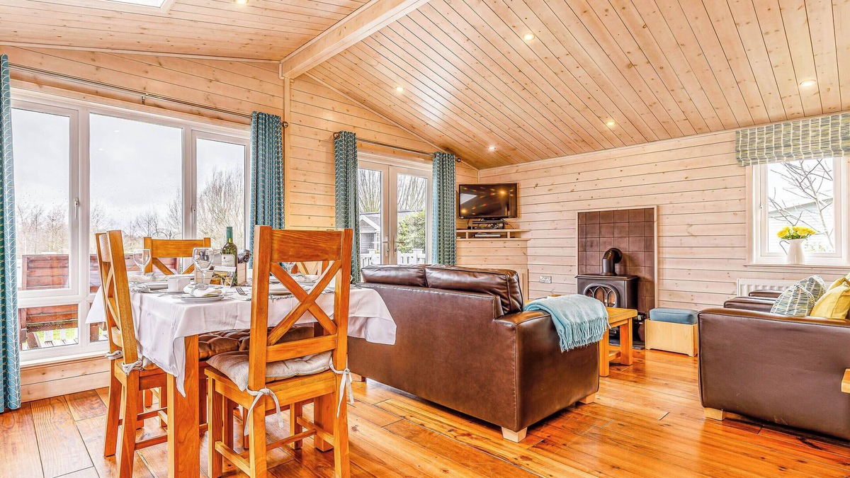 Hundall Cottage | Walnut Lodge is a delightful 2-bedroom Nordic Style lodge sleeping 4 persons.