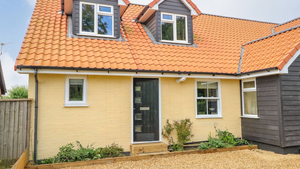 Attleborough Cottage | WALNUT SHADE, pet friendly, with a garden in Old Buckenham