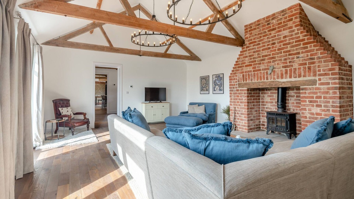 Foxley House | Walnut Tree Barn - Four Bedroom House, Sleeps 8