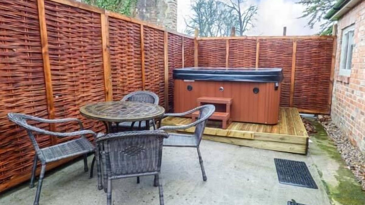 Walworth Cottage | WALWORTH CASTLE HOLIDAY COTTAGE, pet friendly in Walworth