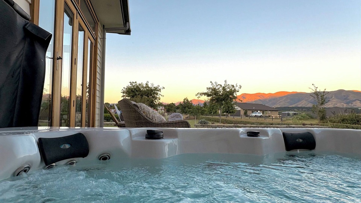 Luggate House | Wanaka winter luxury, hot tub & mountain views
