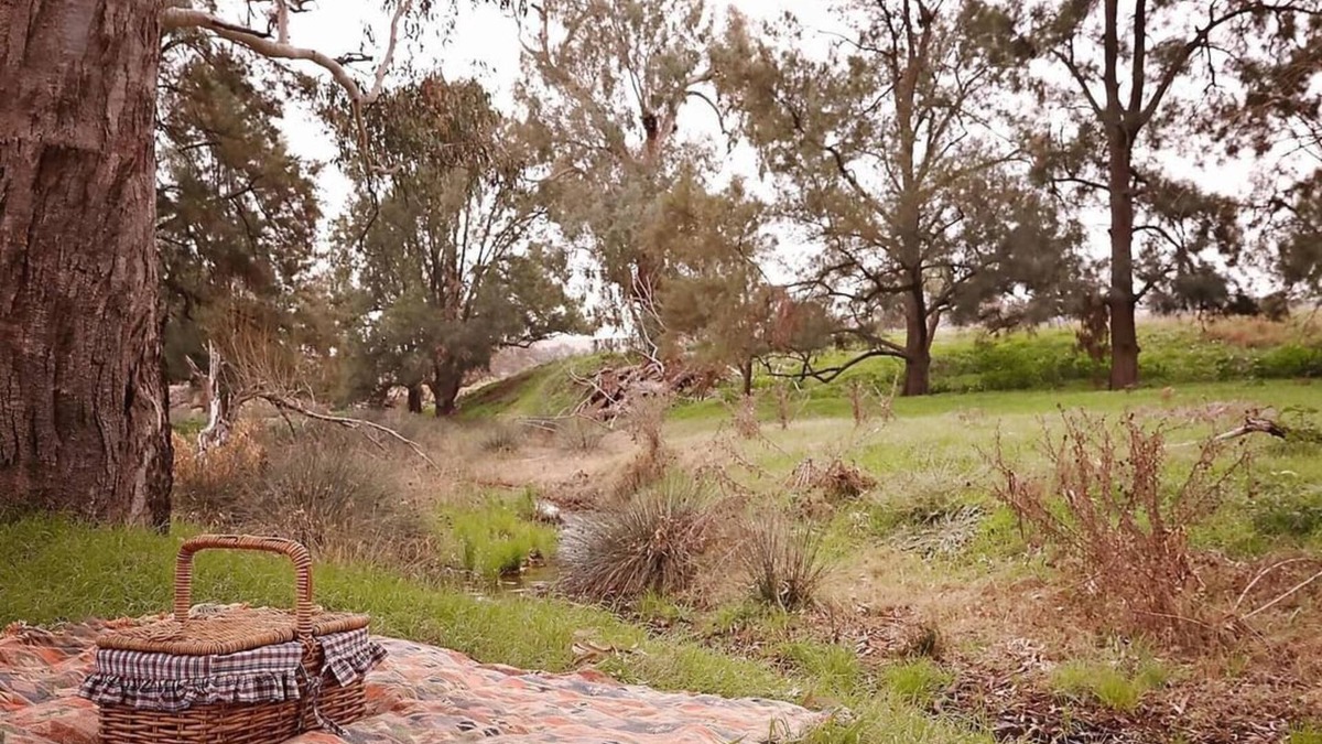 Oura Villa | Wandayali Creek Guesthouse ~ a cosy farmstay just 25 mins to Wagga Wagga