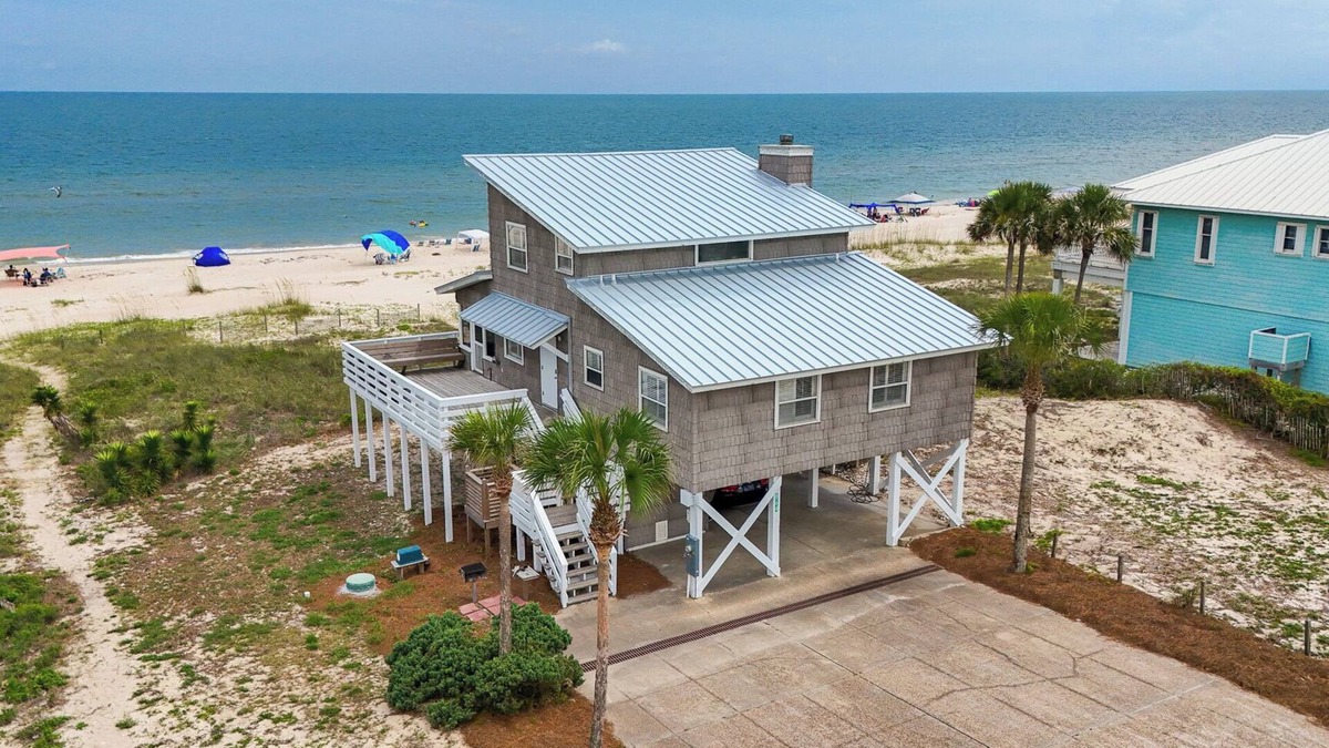 St. George Island House | Wander from the cool shade of the screened porch to the sun deck with your favorite book!