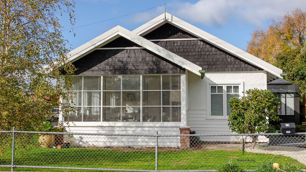 Kingston Beach Cottage | Wanderhaven- Restored 100 years old cottage with golf and river views