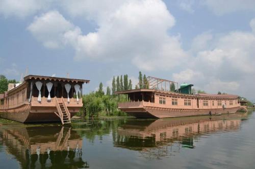 Nagin Bagh Hotel | Wangnoo Heritage Houseboats