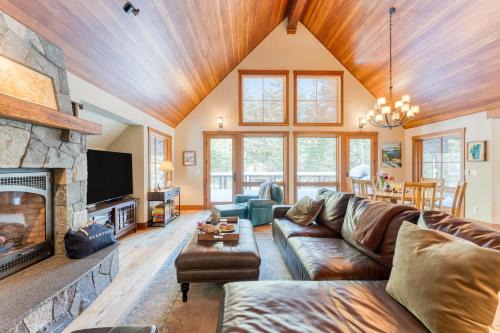 Sunnyside House | Ward Creek by AvantStay 5 Min Walk to Lake Deck