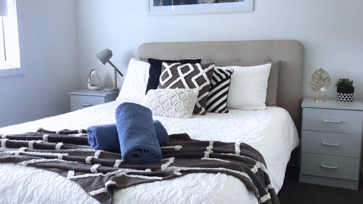 Warilla House | Warilla · Beach Retreat - Bright and Airy Townhouse