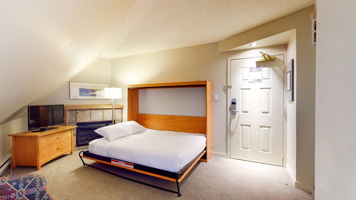 Whistler Village Apartment | Warm 5th-floor studio with electric fireplace - near the lifts & golf course