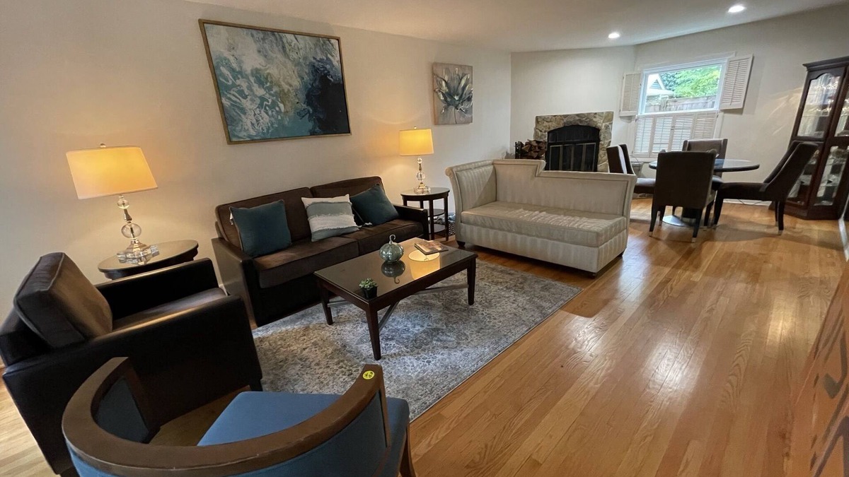 Winnetka House | Warm and Cheerful 3 Bedroom Winnetka Townhouse