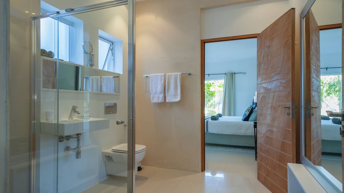 Kommetjie Apartment | Warm and Cosy Studio. A stone's throw from the beach.