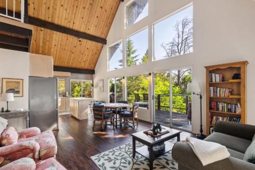 Kelseyville House | Warm and Cozy Mountain and Lake View Haven cottage