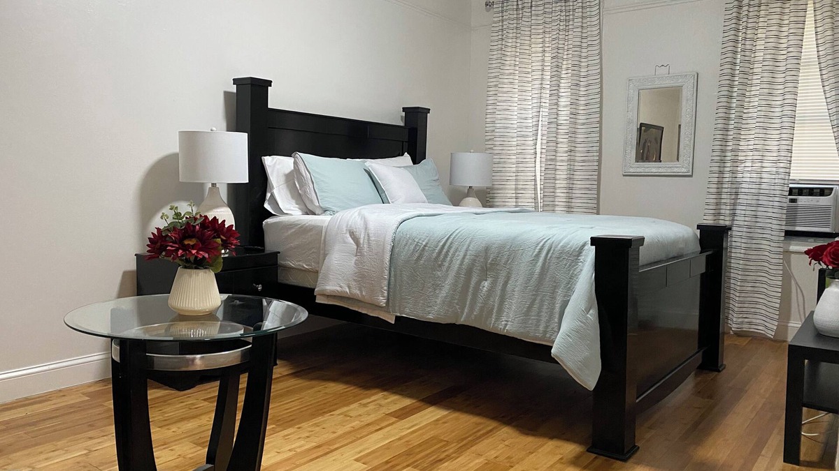 Fort George Apartment | Warm and cozy room near the train station that will take you to explore the city