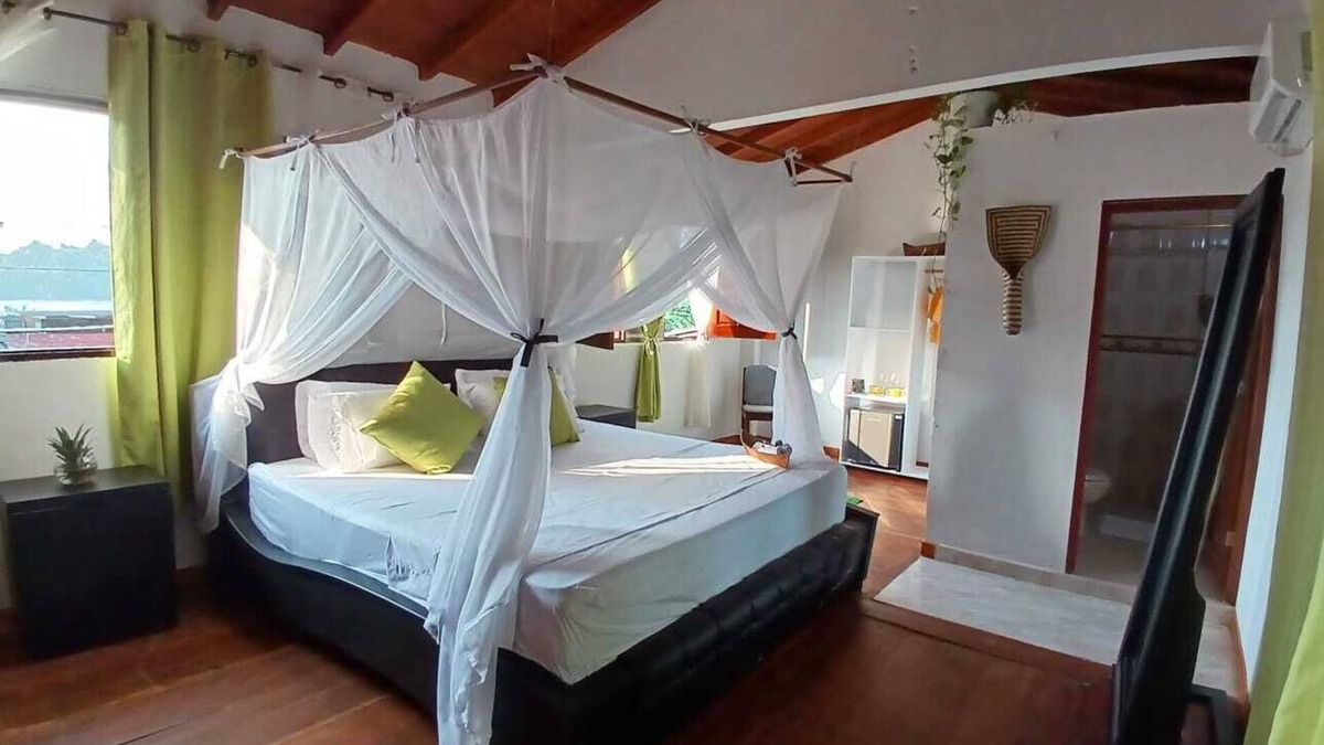 Nuqui House | Warm and Family Accommodation. Ideal for Couples and Families. 2 min Beach.