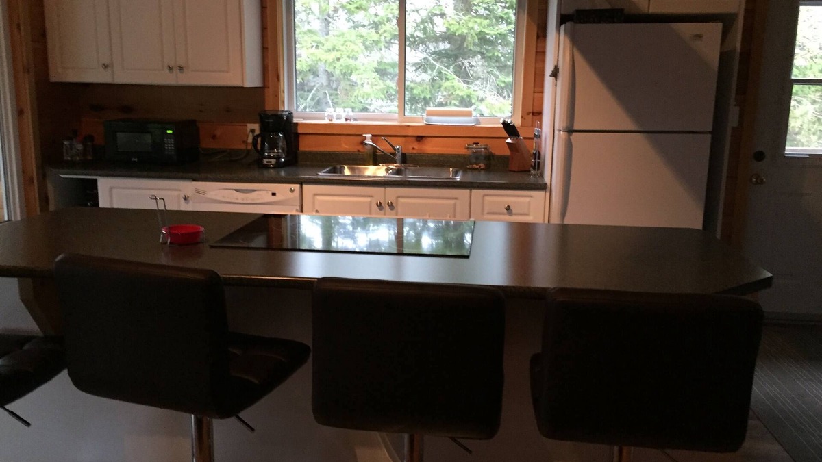 Weslemkoon Cottage | Warm and inviting, 3 bedroom 4 season cottage.