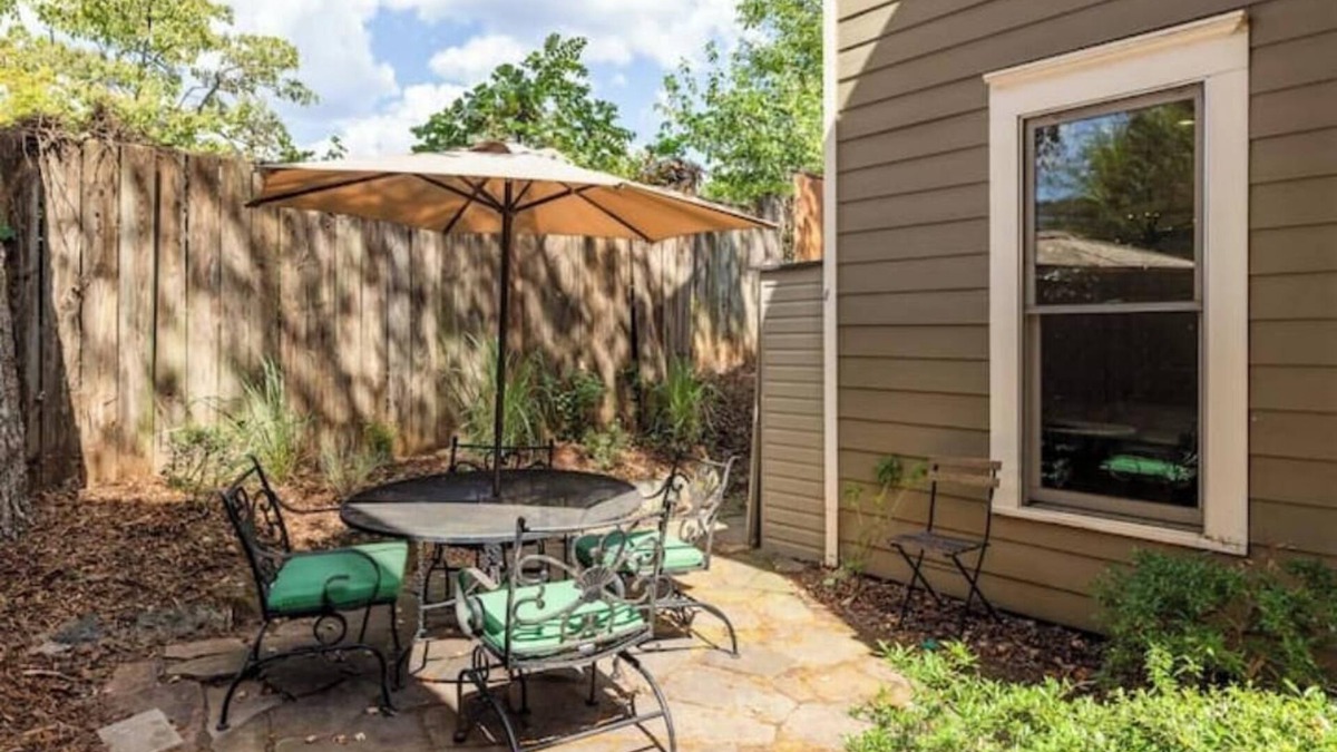 East Side House | Warm and Inviting Home Grant Park LOCAL