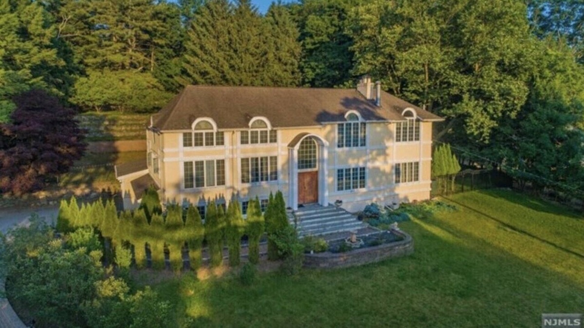 Upper Saddle River House | Warm and lovely spacious home with theater room, game room and pool