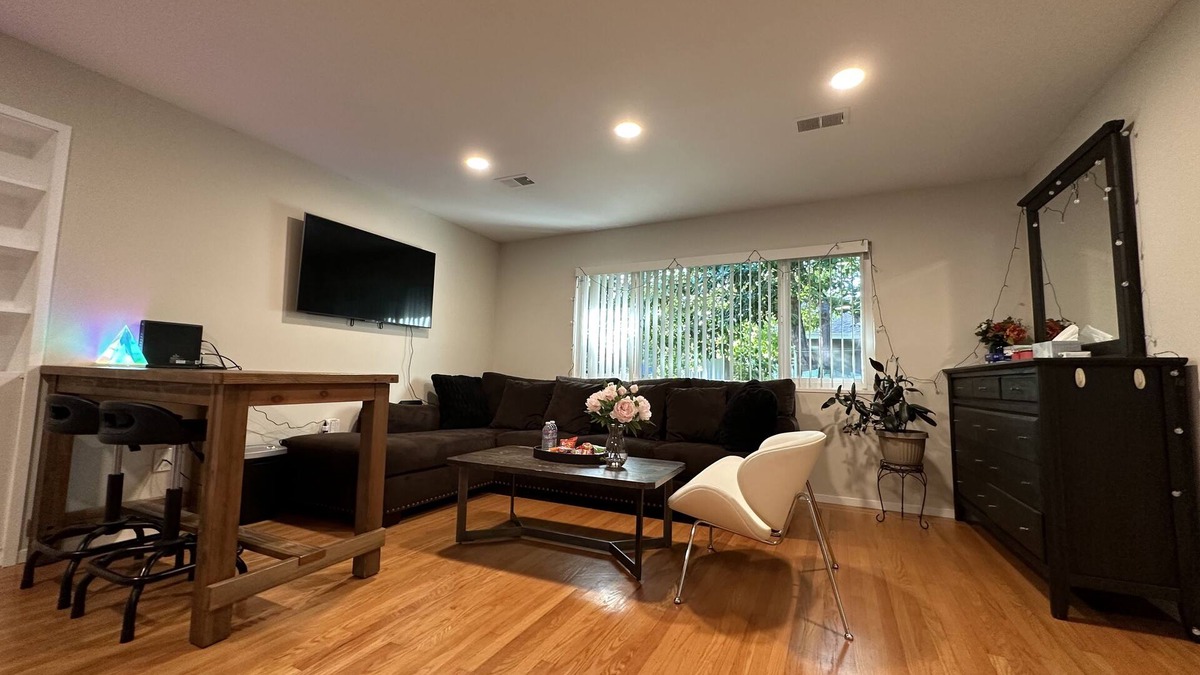 Linfield Oaks Apartment | warm and sweet apartment