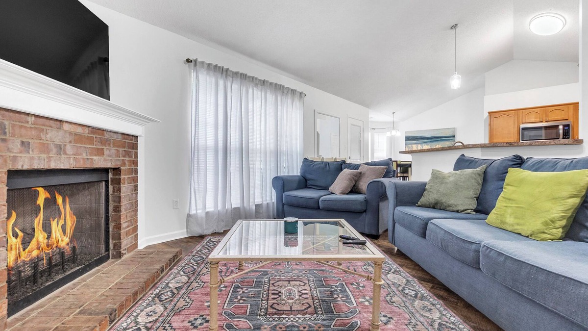 Southaven House | Warm & Charming 4-BR in the Heart of Southaven-Near Stateline, Silo Square.