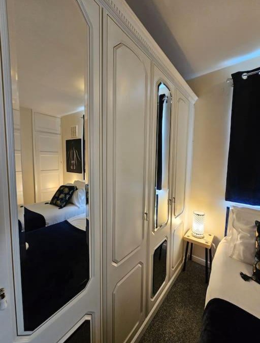 Luton Apartment | Warm Contractor-Friendly Home